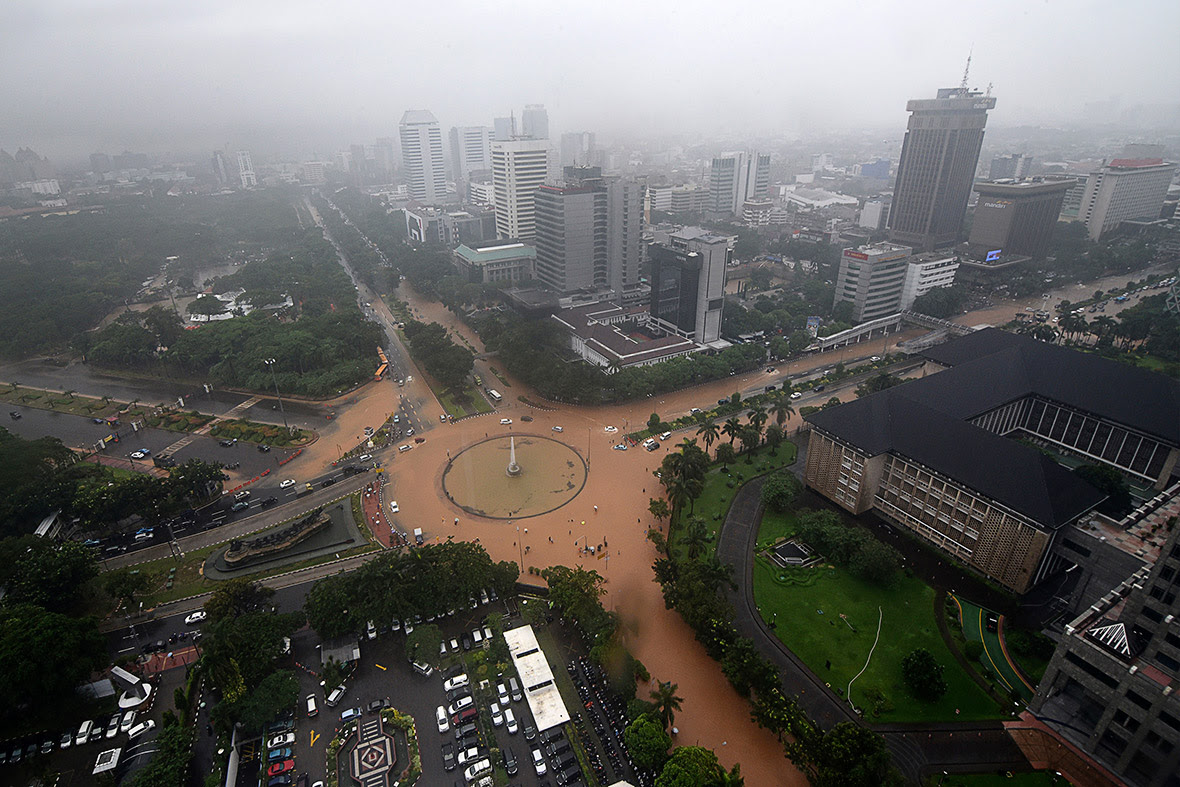 Indonesia Torrential rain causes major flooding in Indonesia Torrential rain causes major flooding in