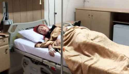 Astagaa, Bertengkar Dengan Sang Pacar, Dewi Sanca Mencoba Bunuh Diri http://ift.tt/20kt43r - Berita Terkini Dewi Sanca Terbaru Hari Ini -MESKI ada beberapa momen yang menyenangkan, namun terkadang cinta itu menyakitkan. Itulah yang saat ini sedang dirasakan oleh penyanyi dangdut Dewi Sanca. Adanya salah paham dengan sang kekasih berinisial PJ, membuatnya harus terbaring lemas di Rumah Sakit Husada, Jakarta Barat, sejak Sabtu (21/1/2017).