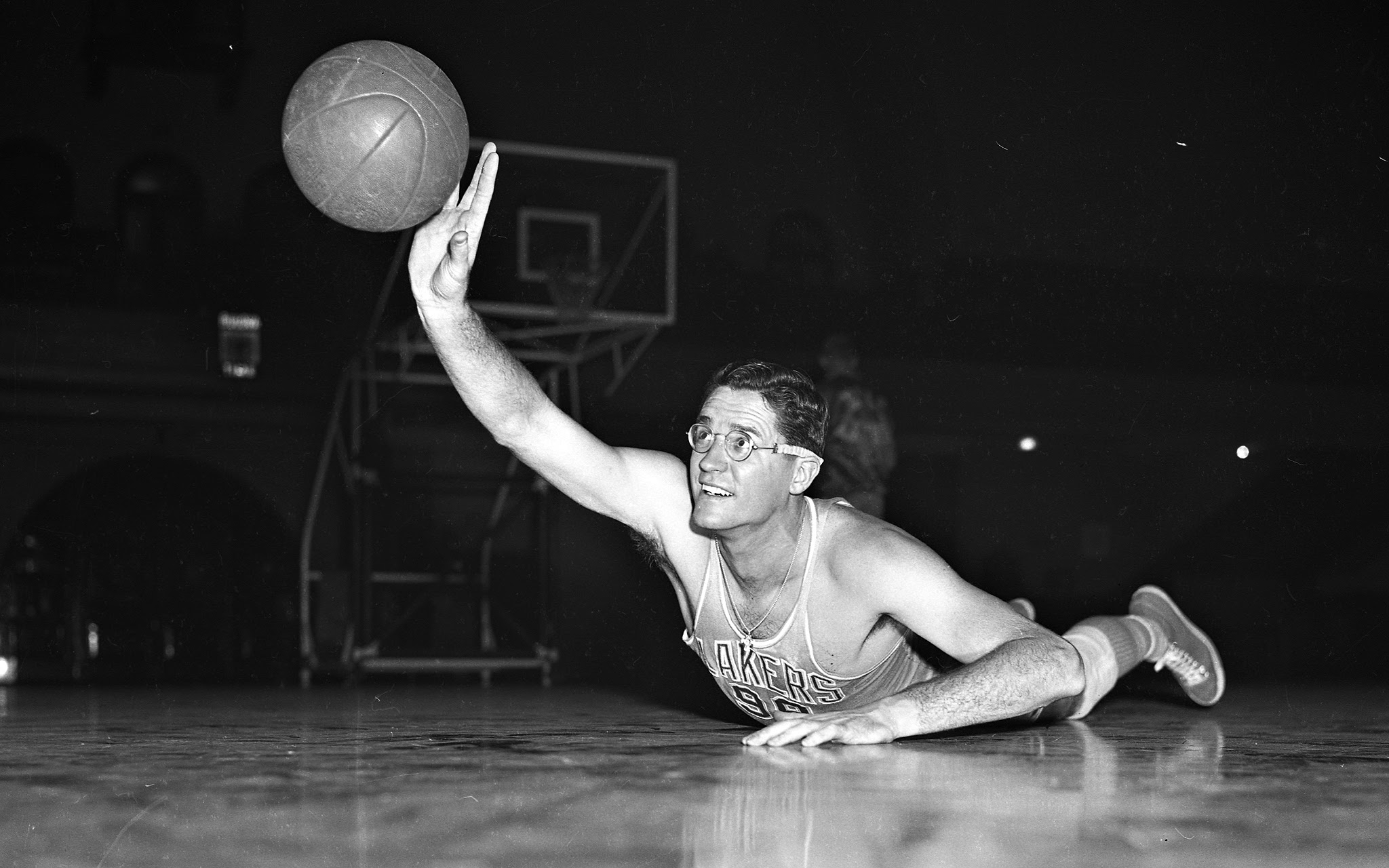 La primera superestrella de la NBA George Mikan UCUWEB