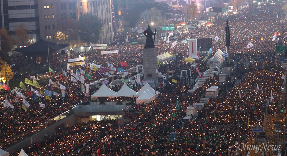  19일 오후 서울 광화문광장에서 열린 '광화문에서, 전국으로! 박근혜는 즉각 퇴진하라 전국동시다발 4차 박근혜 퇴진 범국민행동'에 참석한 수많은 시민들이 촛불을 들고 박 대통령의 퇴진을 요구하고 있다.