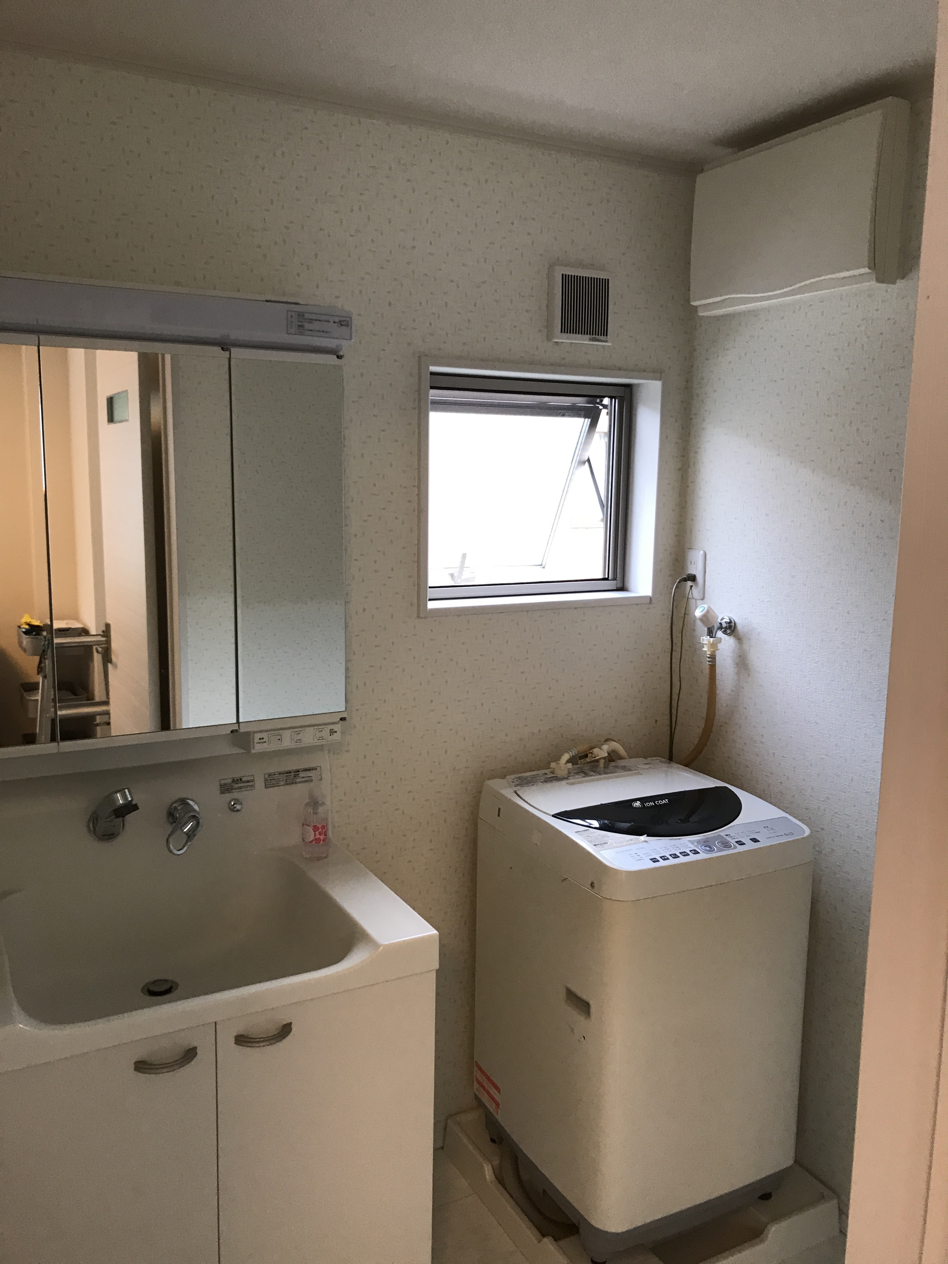 洗面所クロス貼り替え 神奈川戸建住宅施工事例