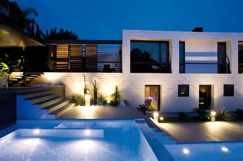 modernes haus und pool mit beleuchtung ctx