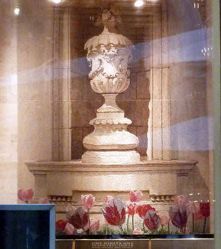 P1000382-2009-01-22-191-Ptree-Urn-Rug-Detail