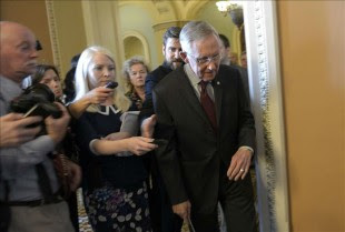 El líder de la mayoría demócrata del Senado, Harry Reid (d) se dirige a la reunión de líderes demócratas en el Capitolio en Washington, Estados Unidos. EFE