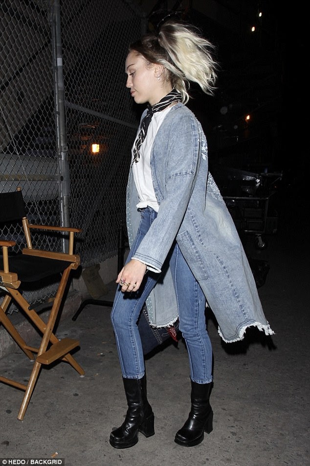  nổi loạn im lặng, Miley và Liam cuối cùng đã đồng không khí - ảnh 3. "title =" các nổi loạn yên tĩnh, Miley và Liam schlie xấu xí vẫn không thể hài hòa - Ảnh 3. "rel =" lightbox "PHOTOID =" 76faeeb0-3611-11e7-9967-0176c3239518 "type =" "style =" ảnh max-width: 100%; " Dữ liệu ban đầu = "http://ift.tt/2pBXH7X; width = "" height = ""> </div> <div class=