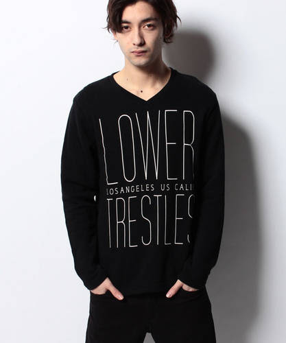 黒 ブラックのvネックtシャツ プリントあり 長そで のメンズコーディネート 着こなし