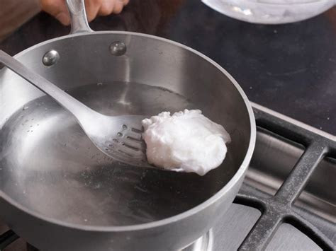 tips  making perfect poached eggs recipes  cooking