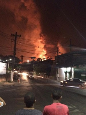 Moradores observavam de longe as chamas  (Foto: Adriano Silva / Divulgação)