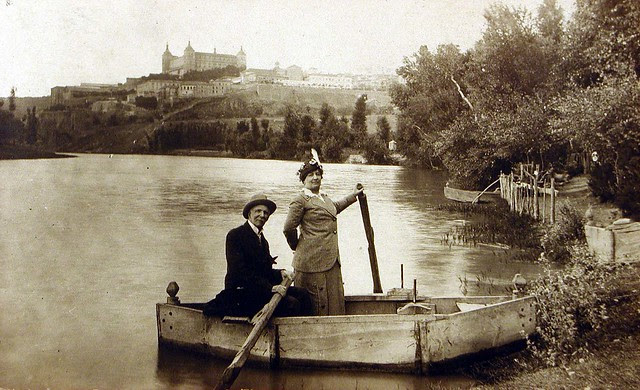 Barca en la playa de Safont de Toledo a comienzos del siglo XX