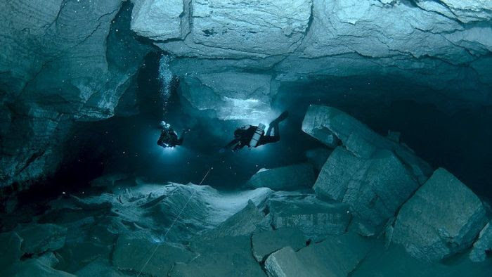 Beautiful Underwater Cages (23 pics)