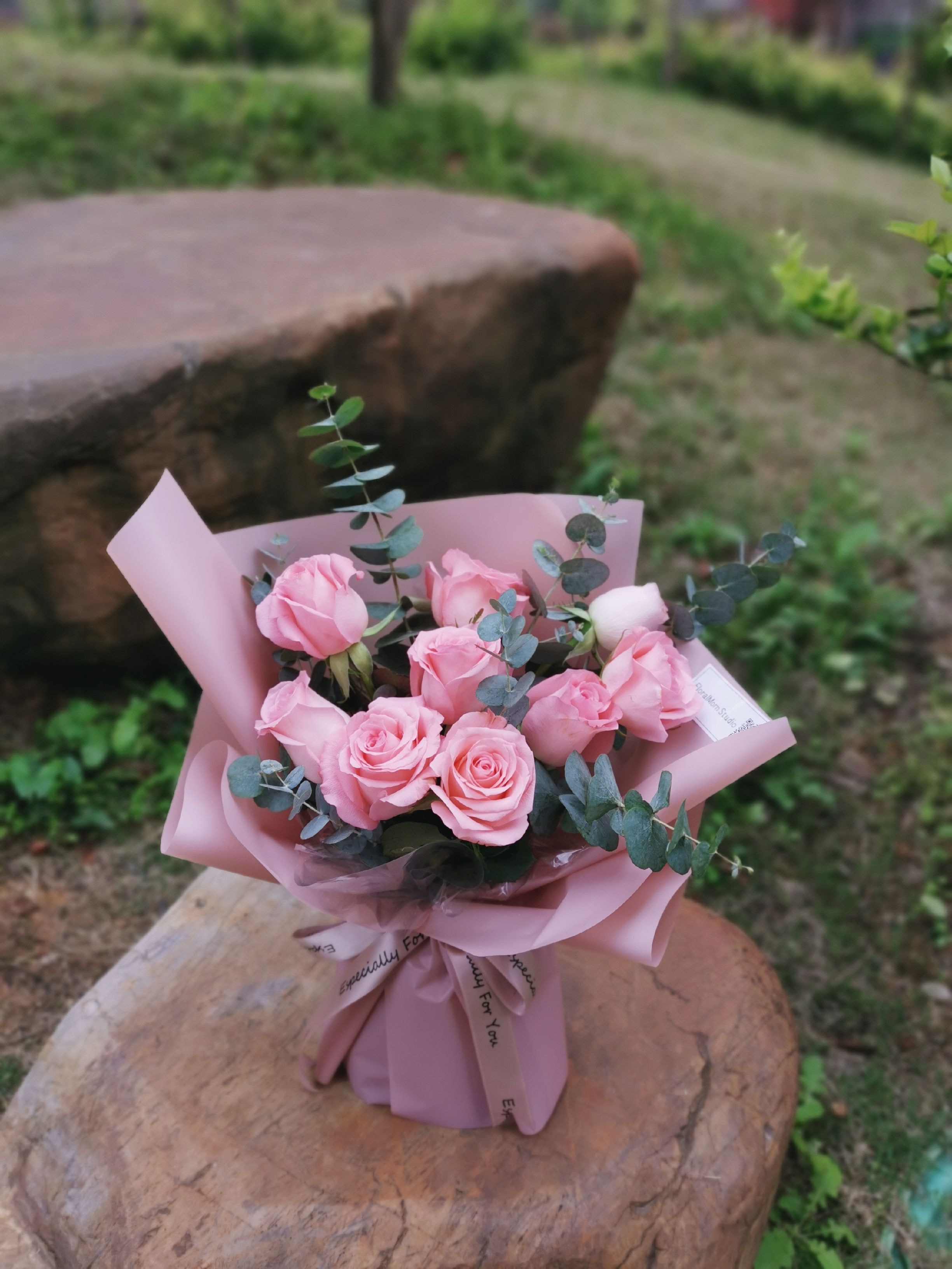 9朵粉玫瑰花束 万图壁纸网