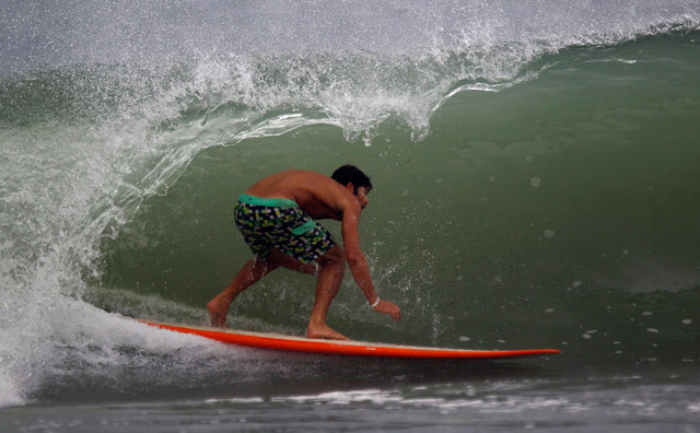 Surfing di Tengah Badai