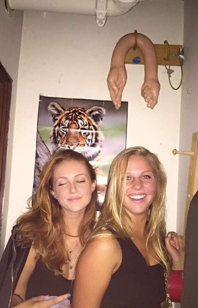 Mulher posta foto inocente no Facebook, mas objeto indiscreto faz imagem se tornar viral na web