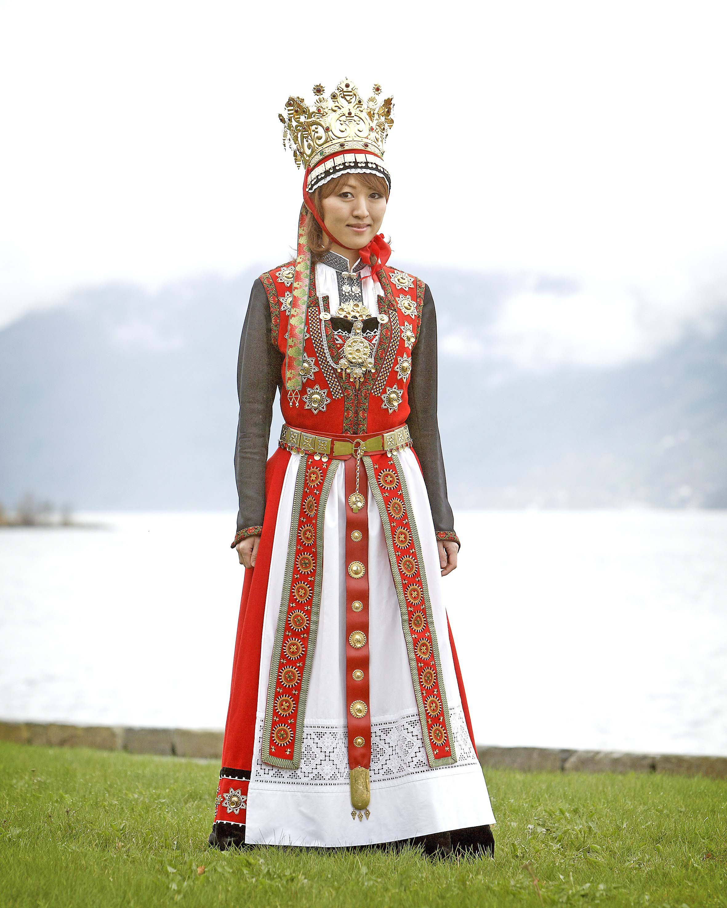 山瀬理桜オフィシャルウェブサイト ノルウェー ハルダンゲル地方の民族衣装