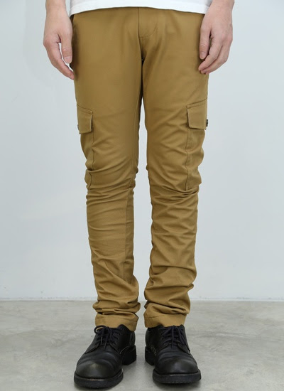 ベージュパンツでキレイめコーデ メンズおすすめ春夏ベージュパンツ