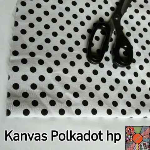 kain corak dot dot hitam putih