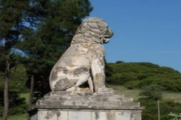 Ο Λέων που στέκει στην κορυφή του λόφου Καστά - ΦΩΤΟ - thesstoday.gr 