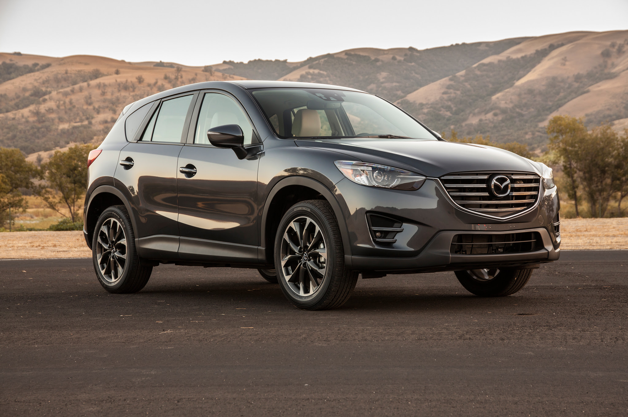 2016-Mazda-CX-5-front-three-quarter-032