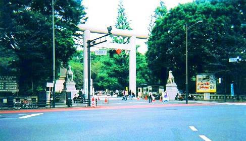 靖国神社フリーマーケット 大駐車場 このホームページでは 東京都内の おすすめ 人気 フリーマーケット として 有名 な 靖国神社フリーマーケット の 会場案内 を 写真 と コメント で 詳しく紹介しています