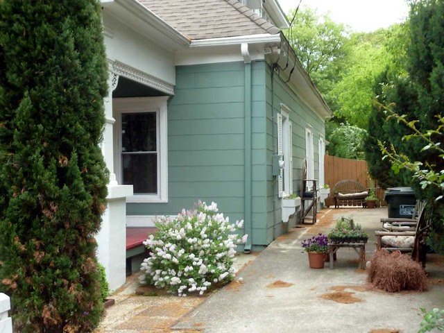 P1090892-2011-04-15-Hapeville-S-Funton-Ave-Maison-LaVigne-BnB-Sideyard-Windowbox