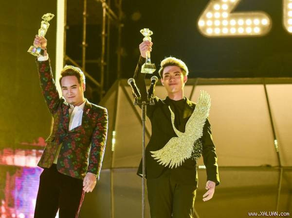 GOT7 biến sân khấu ZMA thành sắc màu của đèn led