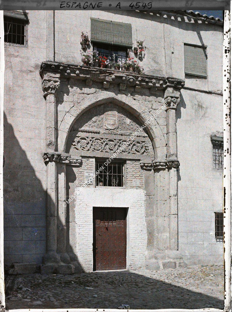 Portada del Palacio de los Toledo entre el 15 y el 17 de junio de 1914. Autocromo de Auguste Léon. © Musée Albert-Kahn - Département des Hauts-de-Seine 