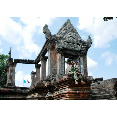 世界遺産 哀しき砲撃痕 カンボジア タイ国境紛争下の プレアビヒア を歩く 地雷原 密林で冷や汗 日本の仲介 期待の声 カンボジア 九州ニュース 在福岡 カンボジア王国名誉領事館