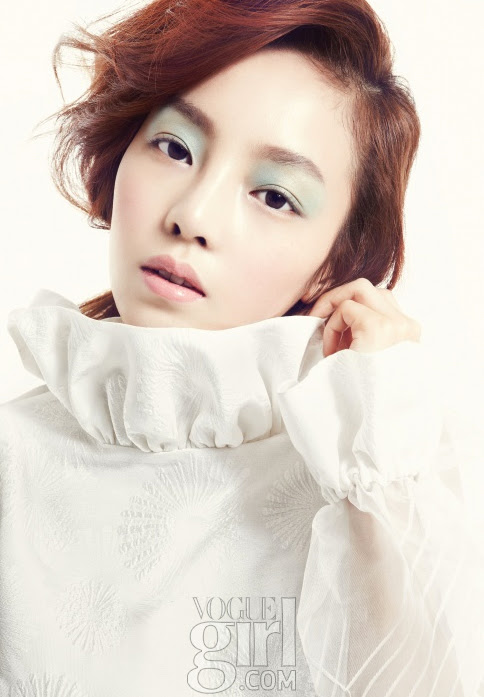 Goo Hara mơ màng với phấn mắt màu xanh pastel.