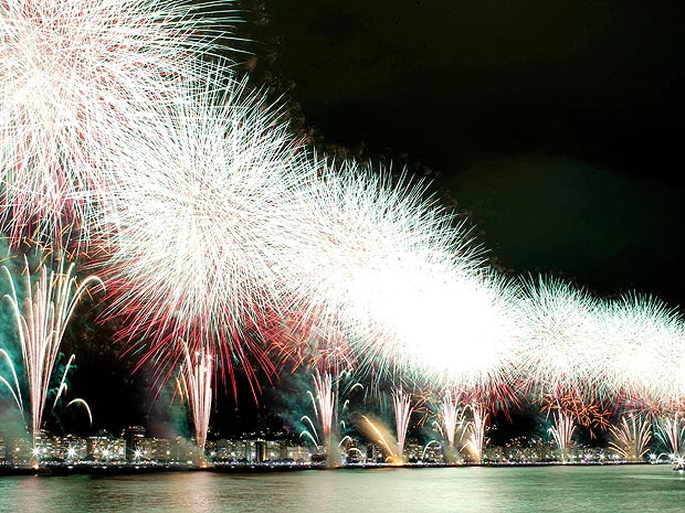 Queima de fogos em Copacabana durou 16 minutos e emocionou o público