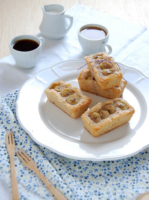 Banana, hazelnut and cinnamon cakes / Bolinhos de banana, avelã e canela