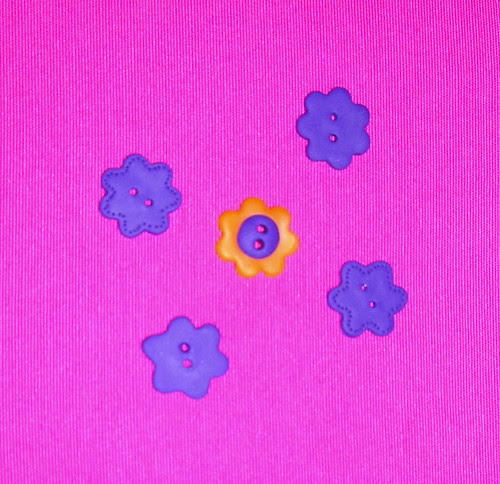 botões roxo e amarelos