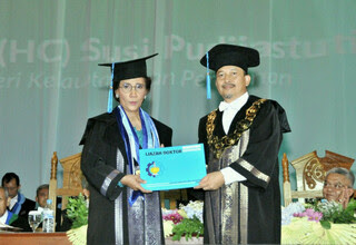 Profil Singkat Menteri Kelautan dan Perikanan Susi Pudjiastuti