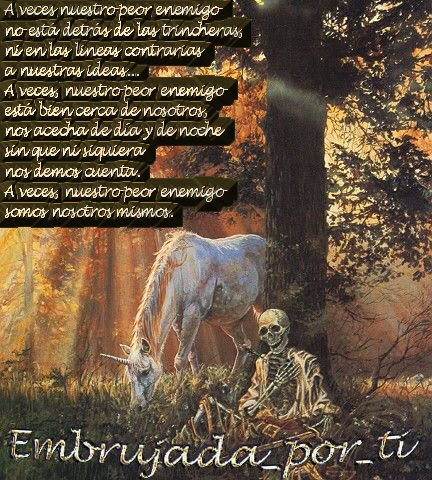 unicornioalladodeesqueleto