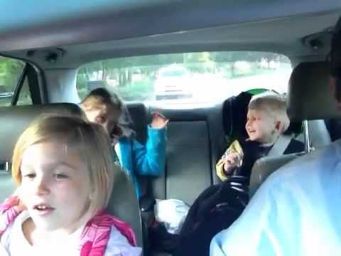 video que muestra a un padre y sus hijos cantando