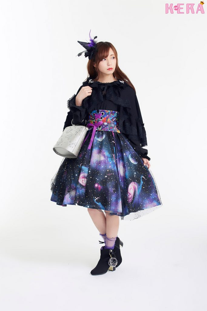 Happy Halloween Style 宇宙柄ワンピでキュートな魔女スタイルに Kera Style ケラ スタイル
