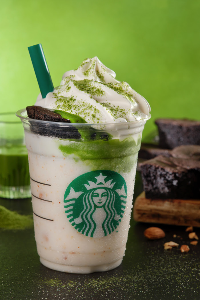 抹茶ソースとチョコケーキを絡めて楽しむ チョコレート ケーキ トップ フラペチーノ With 抹茶ショット スタバにて発売開始 Moshi Moshi Nippon もしもしにっぽん