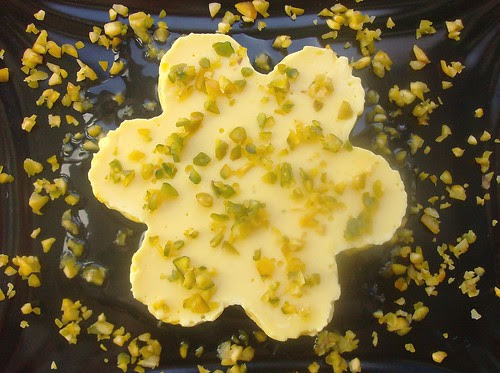 Panna cotta allo zafferano su note agrumate e pistacchi