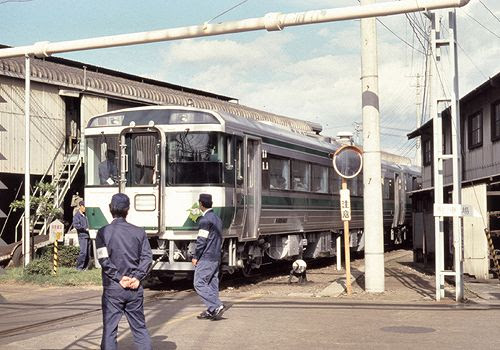 浜多度津駅 J N R Del Df50 At Hama Tadotsu Stn 18 明治22 年 讃岐鉄道によって丸亀 琴平間に鉄道が開通しました 当時は瀬戸内海の玄関口だった多度津港の船車連絡を重視し 多度津駅は港のすぐそばに開設され 丸亀方面と琴平方面にスイッチ