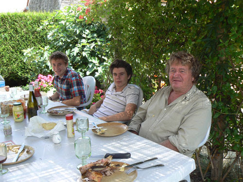 mes trois gars à table.jpg