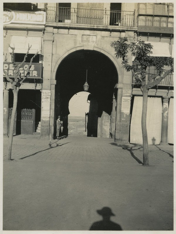 Plaza de Zocodover y Arco de la Sangre en 1935. Fotografía de Dorothy E. Johnston © The Royal Geographical Society, London