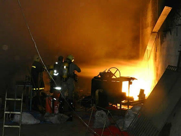 Fogo foi controlado cerca de cinco horas depois do início das chamas (Foto: Agência Miséria)