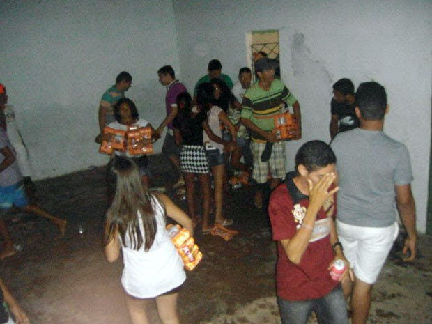 População saqueou bebidas de dentro do clube onde Ricardo Chaves se apresentaria em Caiçara do Norte, no RN (Foto: Diego Souza)