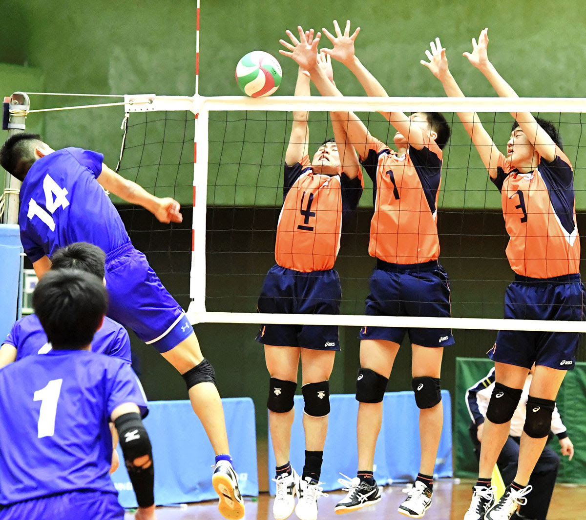 高松工ｖ１４ 高松南２年連続女王 全日本高校バレー県予選最終日 男子決勝 高松工 多度津 最終セット 高松工の高木 ４ 松岡 １ 立川 ３ が３枚ブロックで相手スパイクを封じ ３点目を挙げる 丸亀市民体育館 四国新聞社