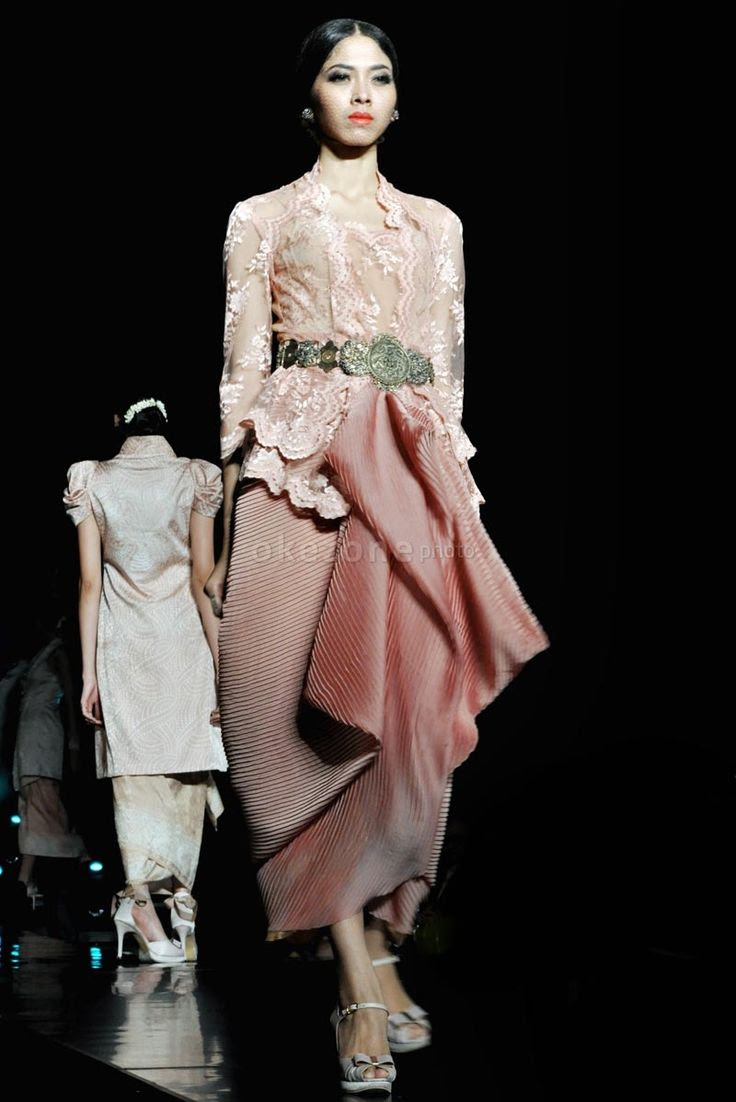 Kebaya Modern nan Glamor Era Soekamto  Indonesian Kebaya 