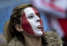 Una aficionada del Atlético, con la cara pintada en los aledaños del Bernabéu