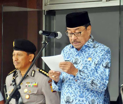 Ambon, Malukupost.com - Pemerintah Provinsi (Pemprov) Maluku menggelar upacara peringatan Hari Lahir Pancasila yang jatuh pada 1 Juni, dipimpin Wakil Gubernur Maluku Zeth Sahuburua, di Ambon, Kamis (1/6). Berdasarkan pantauan, upacara ditandai dengan Pembacaan Teks Pancasila oleh Wakil Gubernur Maluku, dan pembacaan Keputusan Presiden RI Nomor 24 Tahun 2016 tentang Hari Lahir Pancasila dan Pembacaan UUD 1945 oleh dua orang Aparatur Sipil Negara (ASN) Pemprov Maluku