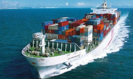 Kapal Kargo pengangkut kontainer komiditi ekspor (ilustrasi)