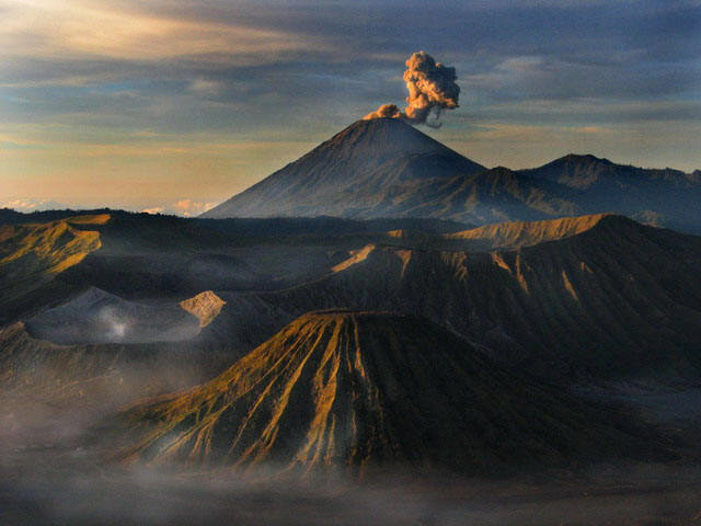 http://paketwisatabromo.files.wordpress.com/2010/11/bromo.jpg