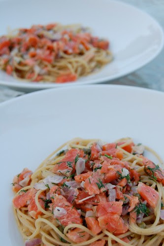Pasta with gravlax, red onion, capers, dill