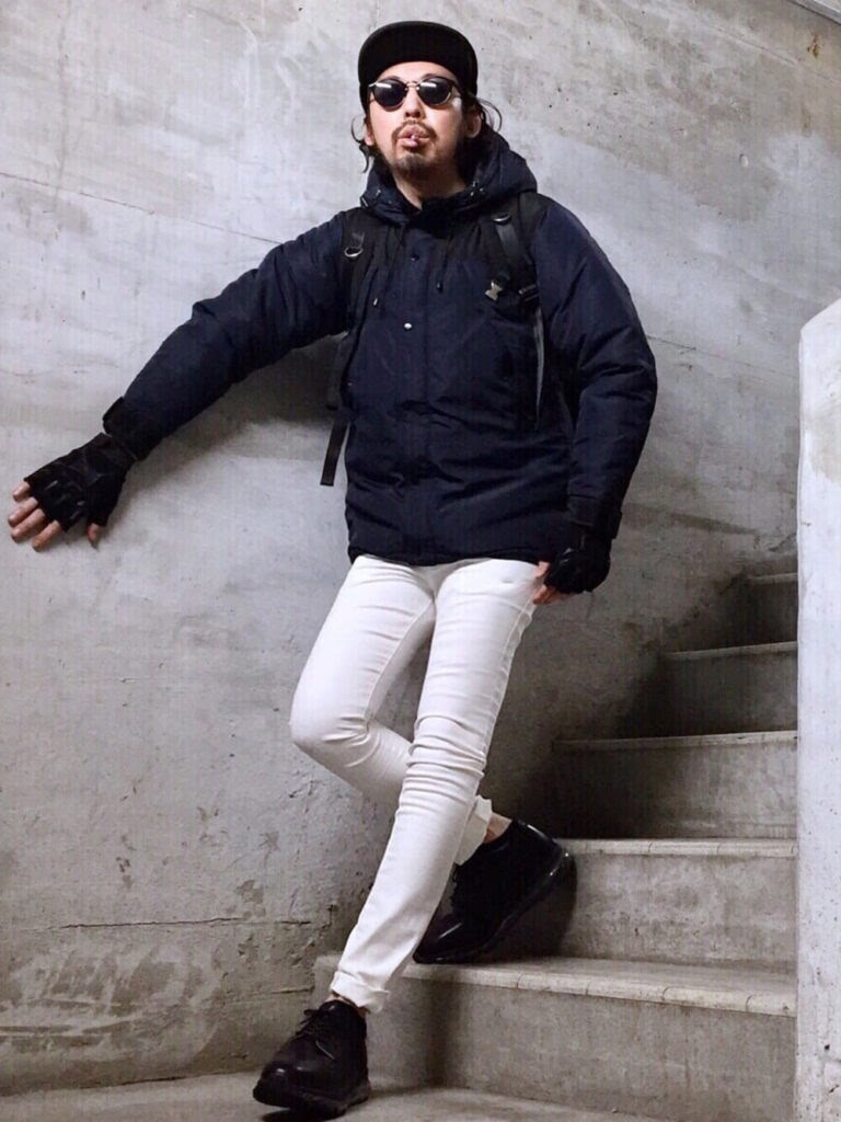 スキニーパンツ 白 のメンズのコーデ 人気でおしゃれな白のスキニーパンツを紹介